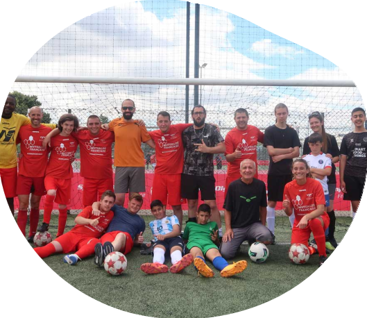 équipe devant les cages de foot